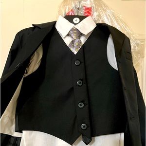 Boys Black suit size 4T. Jacket, button down shirt, vest, slacks & tie